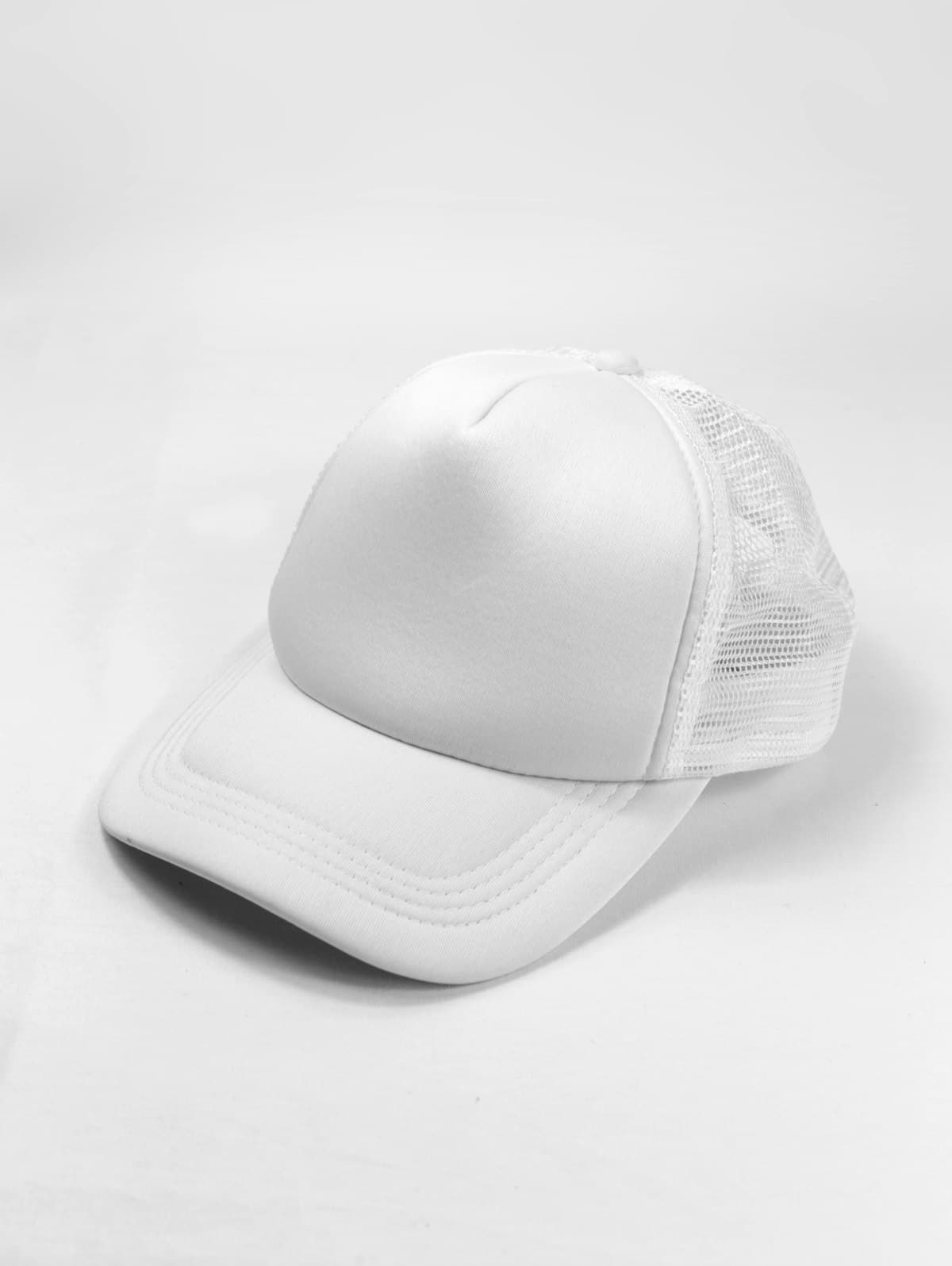 Boné trucker branco sobre fundo claro