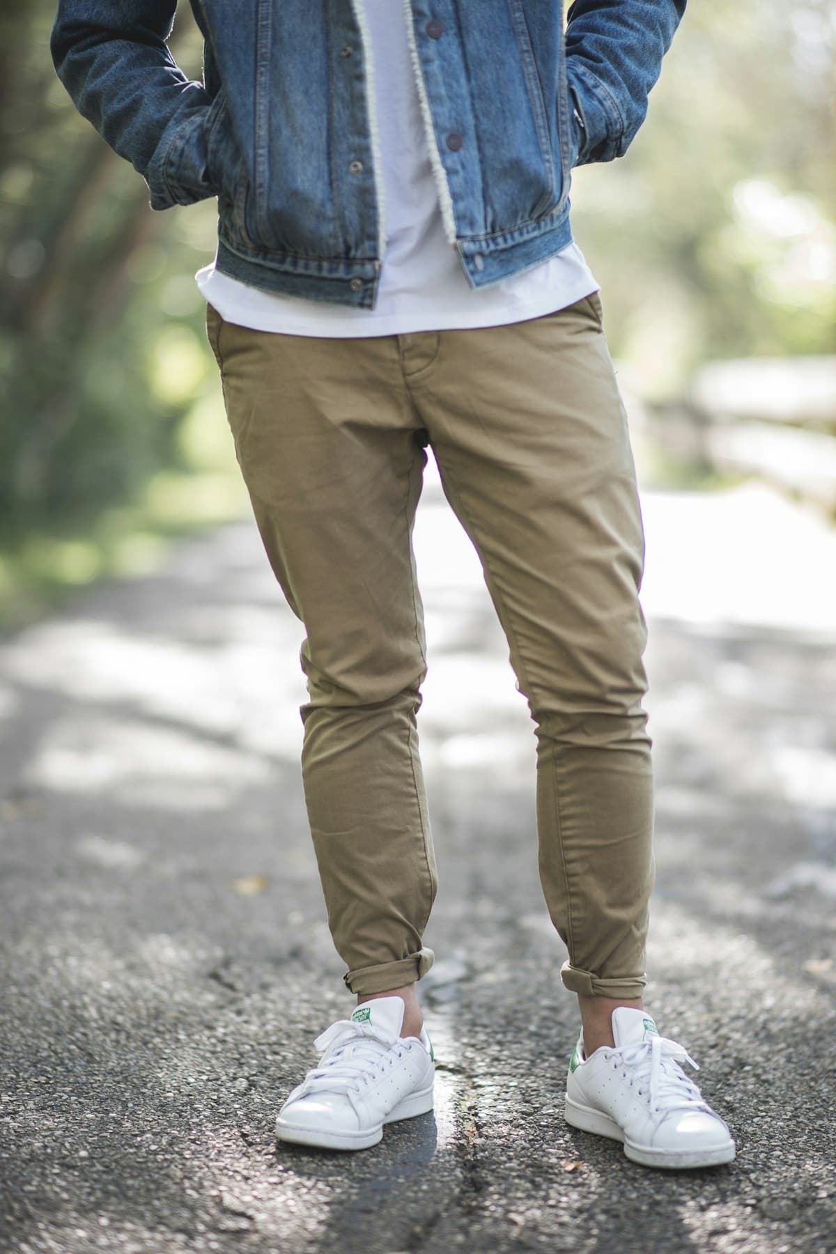 Homem vestindo calça chino cáqui e jaqueta jeans