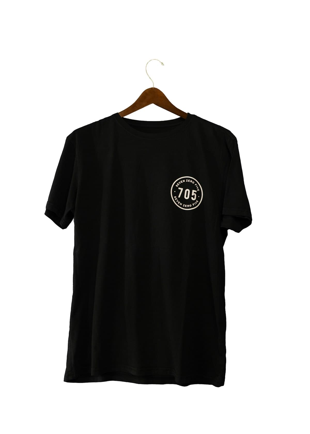 Camiseta preta com estampa circular no cabide